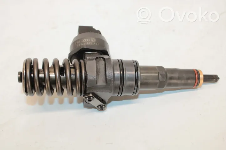 Volkswagen PASSAT B6 Injecteur de carburant 038130073BQ