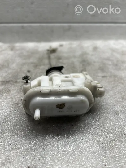 Volkswagen PASSAT B3 Keskuslukituksen alipainepumppu 357862153C