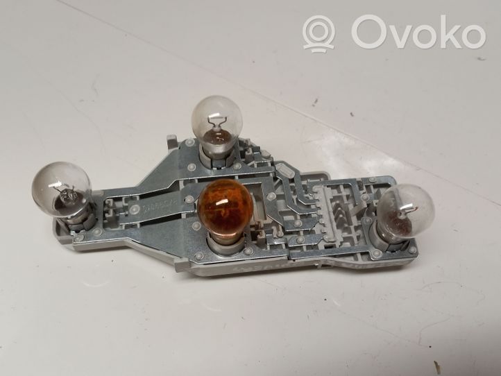 Skoda Octavia Mk2 (1Z) Takavalon polttimon suojan pidike 1Z9945257