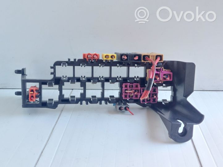 Volkswagen PASSAT B5.5 Fuse module 8A0937530