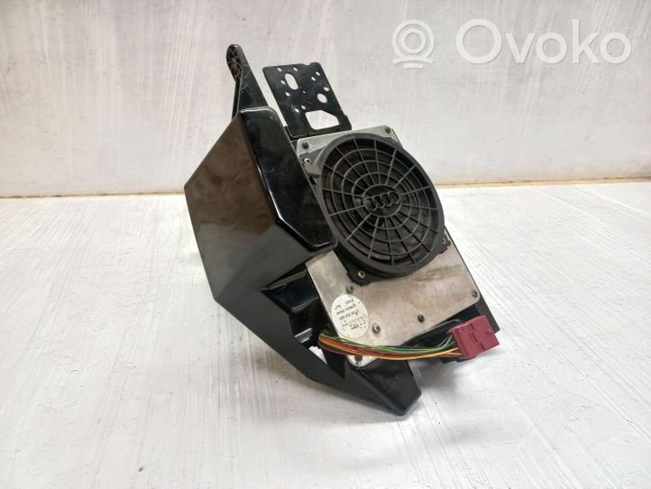 Audi A3 S3 8L Subwoofer-bassokaiutin 8L0035381