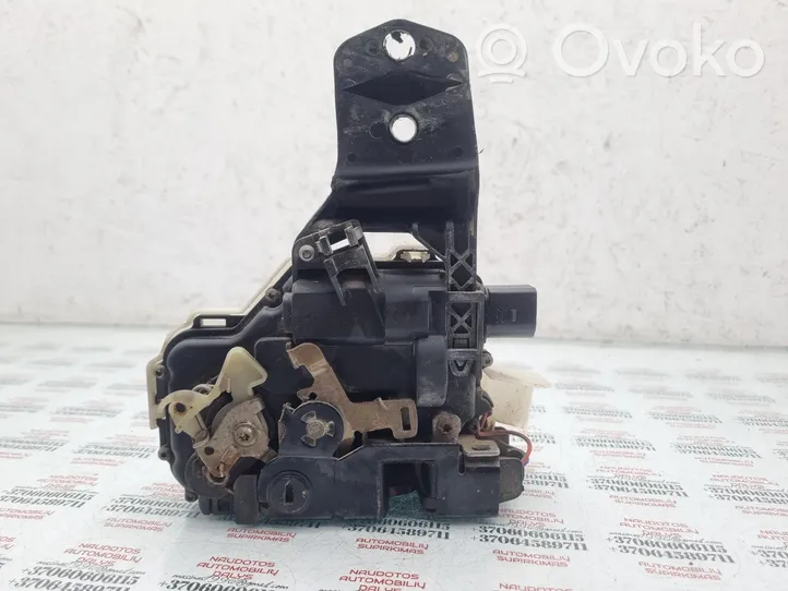 Volkswagen PASSAT B5.5 Rear door lock 3B0837867