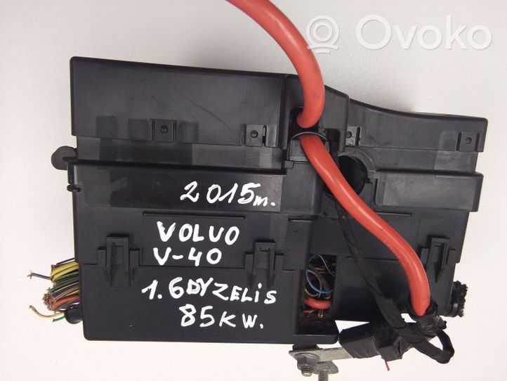 Volvo V40 Ящик предохранителей (комплект) E02345500