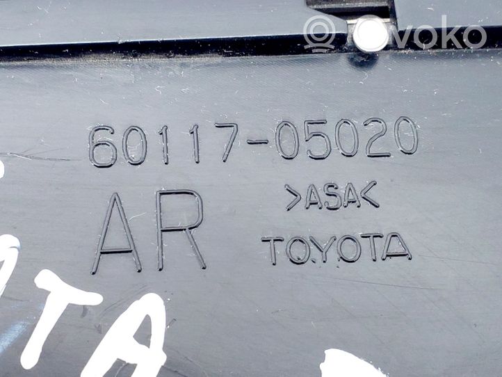 Toyota Avensis T270 Listwa / Nakładka na błotnik przedni 6011705020