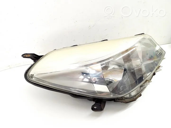 Toyota Yaris Lampa przednia 