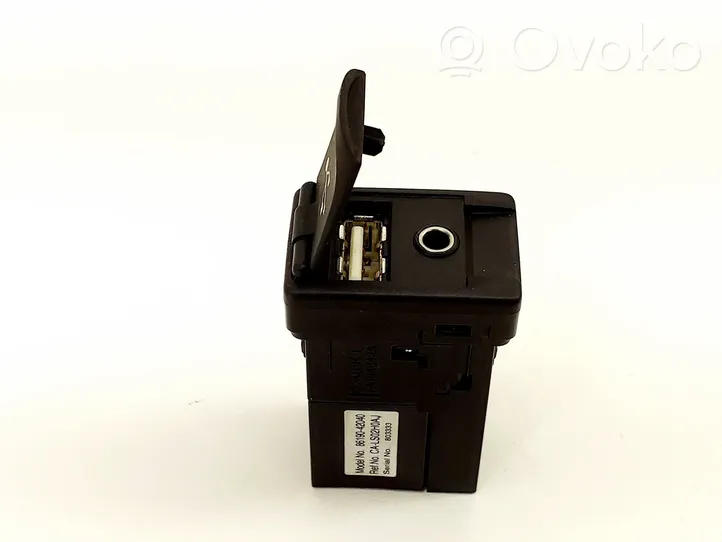 Toyota RAV 4 (XA40) Connettore plug in AUX 8619042040