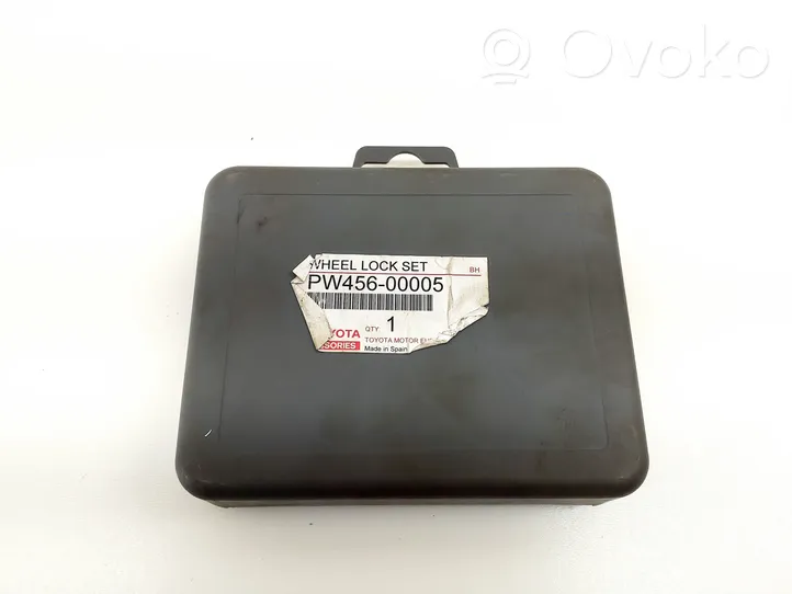 Toyota Aygo AB40 Dadi antifurto e blocco ruota PW45600005