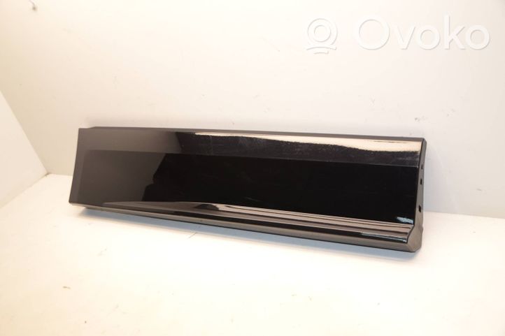 Audi Q8 Takaoven lista (muoto) 4M8853970A