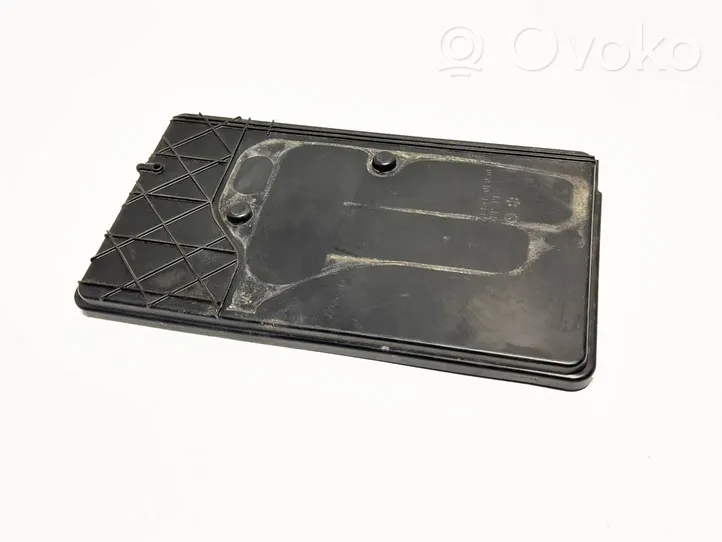 Toyota Avensis T270 Boîte de batterie 744310F030