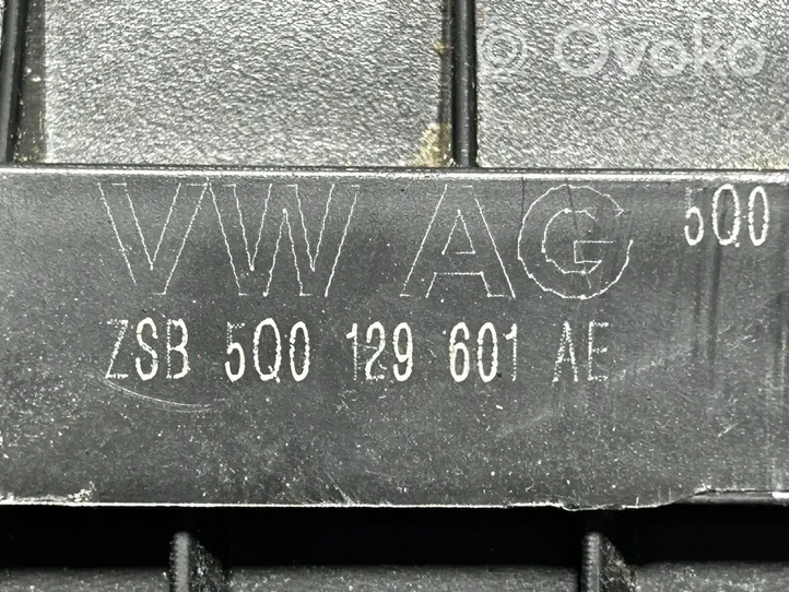 Volkswagen Golf VII Ilmansuodattimen kotelo 5Q0129601AE