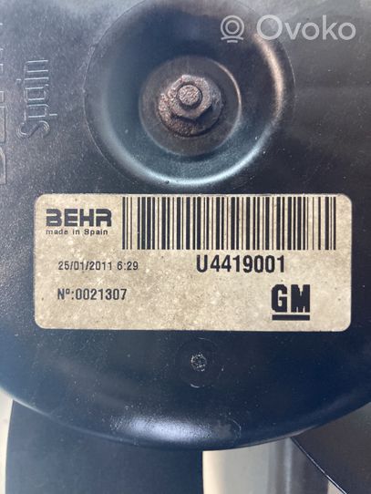 Opel Meriva B Jäähdyttimen jäähdytinpuhaltimen suojus 13332666
