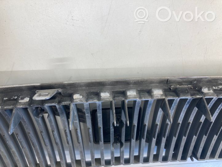 Volvo V70 Maskownica / Grill / Atrapa górna chłodnicy 09190386