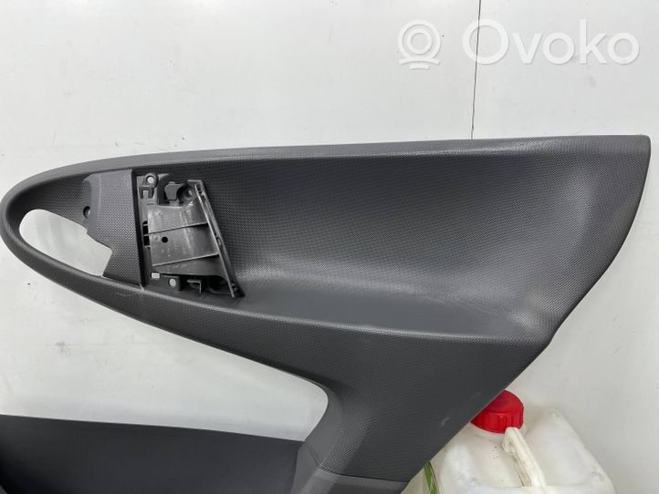 Peugeot 107 Moldura del tarjetero de la puerta trasera 67613-0H010