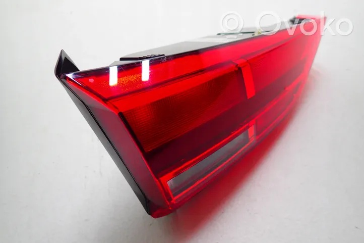 Audi Q3 F3 Lampy tylnej klapy bagażnika 83A945077