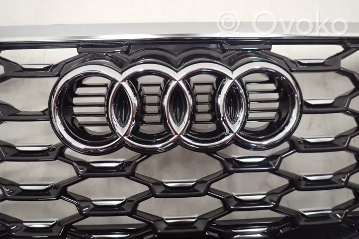 Audi Q3 F3 Maskownica / Grill / Atrapa górna chłodnicy 83F853651