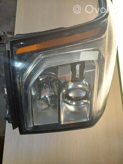 GMC Yukon Lampa przednia 1300528