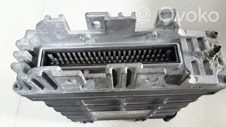 Volkswagen PASSAT B4 Calculateur moteur ECU 0281001327328