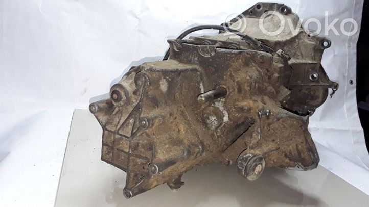 Audi A6 S6 C4 4A Mechaninė 5 pavarų dėžė 012301103J