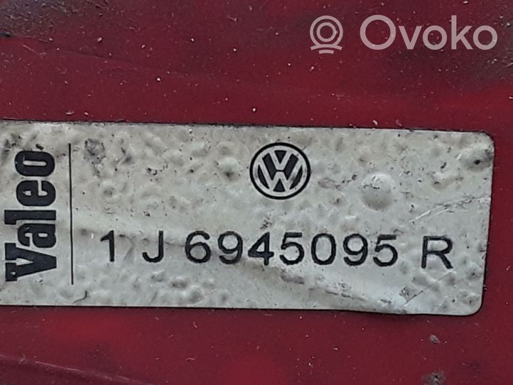 Volkswagen Golf IV Luz trasera/de freno 1J6945095R