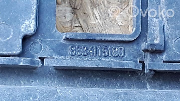 Citroen C4 Grand Picasso Jäähdyttimen jäähdytinpuhaltimen suojus 9634115180