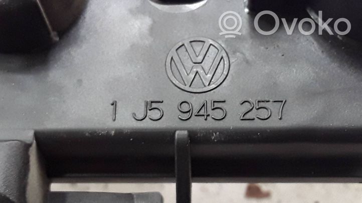 Volkswagen Bora Galinio žibinto detalė 1J5945257
