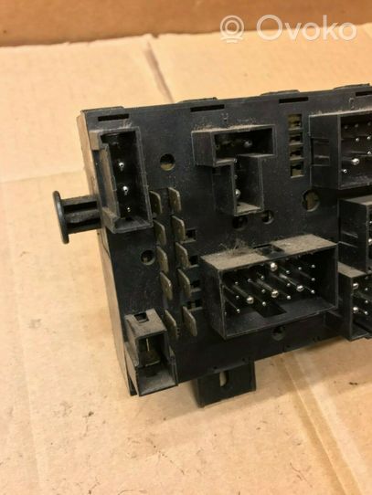 Volkswagen Jetta II Module de fusibles 171941813D