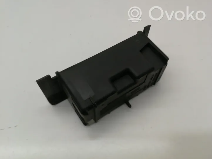 Audi A6 S6 C6 4F Takaoven tuhkakuppi 4B0857406A