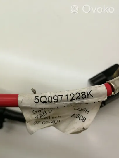 Volkswagen Golf VII Cable positivo (batería) 5Q0971228K