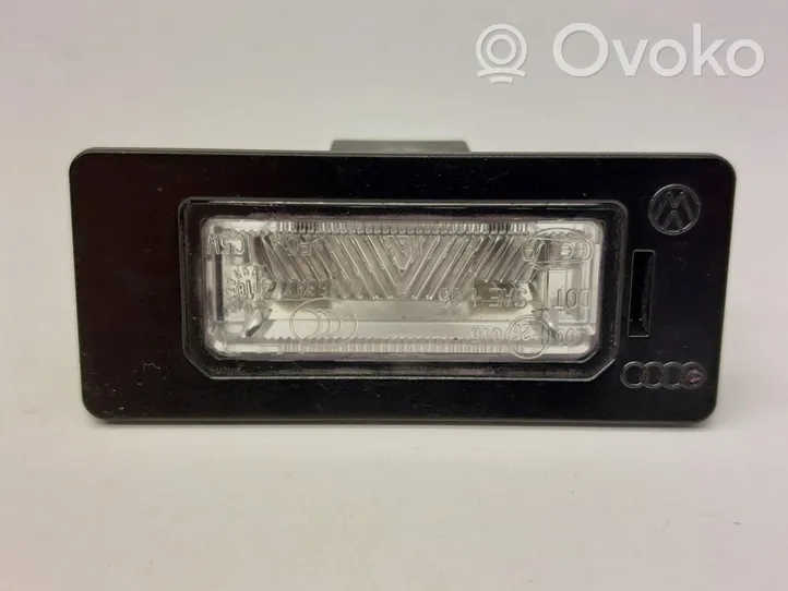 Audi A4 S4 B8 8K Lampa oświetlenia tylnej tablicy rejestracyjnej 8T0943021