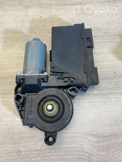 Audi A4 S4 B7 8E 8H Motorino alzacristalli della portiera anteriore 8E1959801H