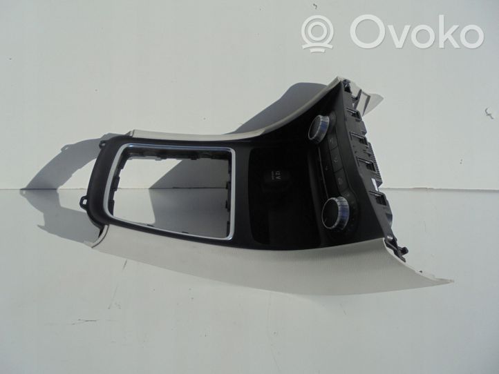 Mercedes-Benz B W246 W242 Panel klimatyzacji A1766800150