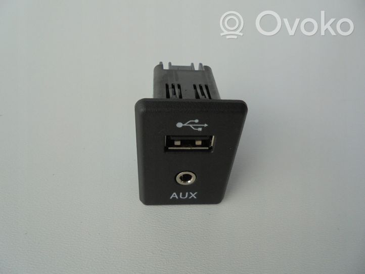 Nissan Qashqai USB socket connector 795405004