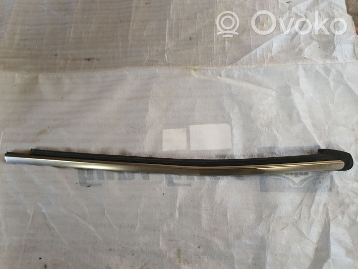 Mercedes-Benz GL X166 Garniture vitre latérale arrière A1666902180