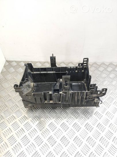 Opel Astra J Support boîte de batterie 13308434