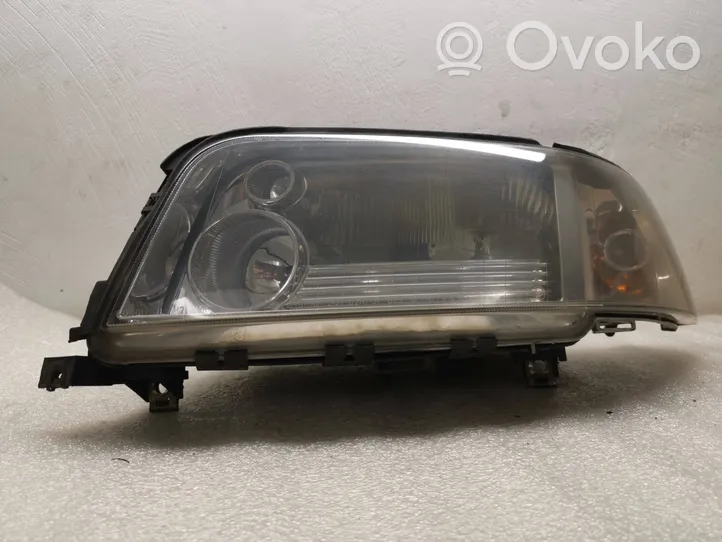 Audi A8 S8 D2 4D Lampa przednia 