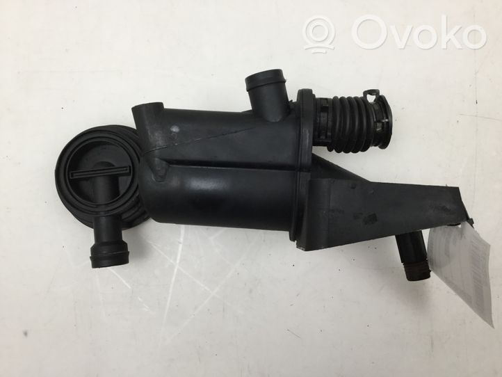 Porsche Boxster 986 Supporto di montaggio del filtro dell’olio 99610702303