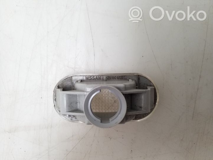 Nissan Note (E11) Indicatore di direzione del parafango anteriore 26160AX001