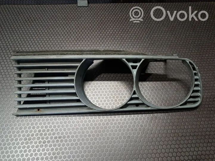 BMW 3 E30 Listwa pod lampę przednią 18760910