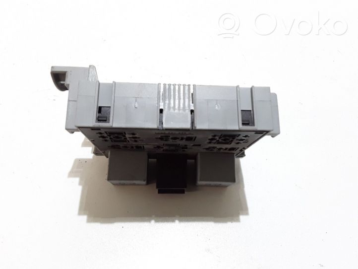 Porsche Cayenne (9PA) Relay mounting block 7L0937503A