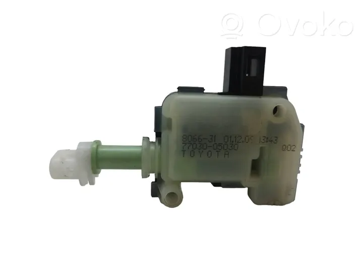 Toyota Avensis T270 Motorino del tappo del serbatoio del carburante 7703005030