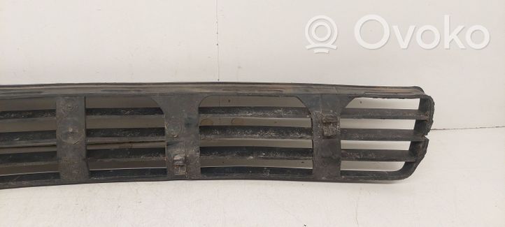 Audi A4 S4 B5 8D Grille inférieure de pare-chocs avant 8D0807683