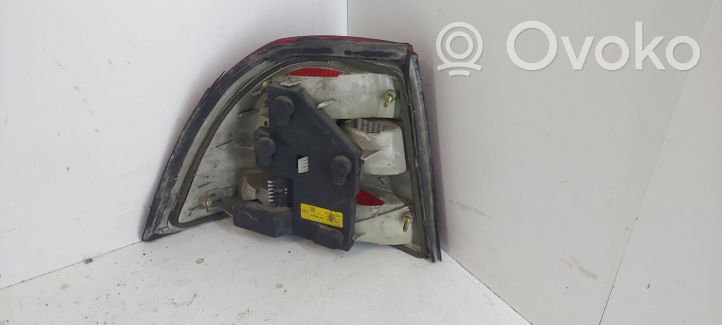 Opel Vectra B Takavalon polttimon suojan pidike 37360751