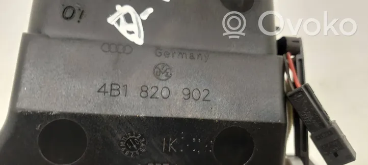 Audi A6 S6 C5 4B Kojelaudan sivutuuletussuuttimen kehys 4B1820902