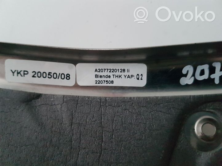 Mercedes-Benz E A207 Inne elementy wykończeniowe drzwi przednich A2077220128