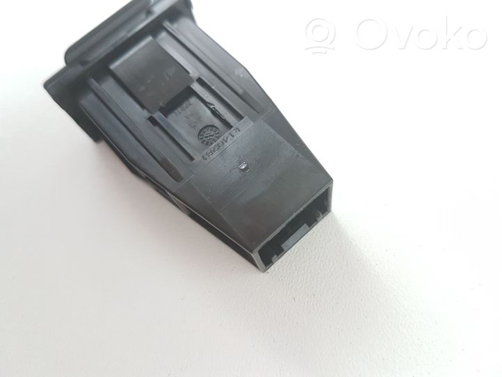 Mitsubishi Outlander Enchufe conector USB 8718A007