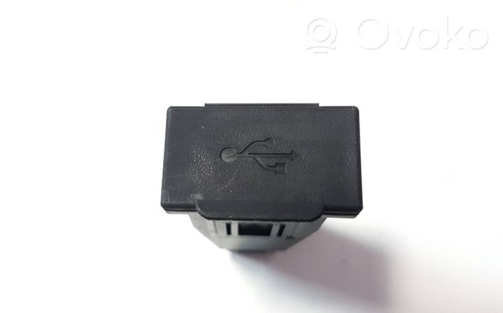 Mitsubishi Outlander USB jungtis K140291