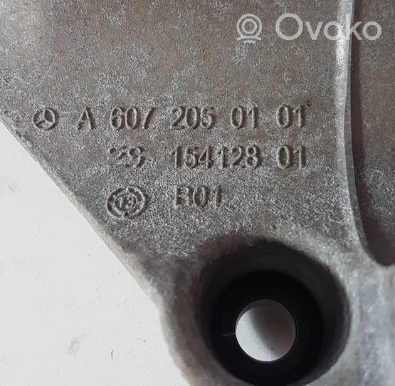 Mercedes-Benz A W176 Vetoakselin tukilaakerin kiinnike A6072050101