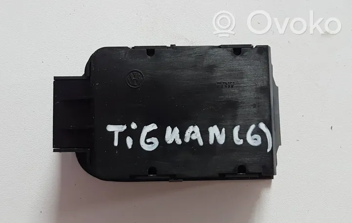 Volkswagen Tiguan Przycisk / Włącznik hamulca ręcznego 5N0927225A