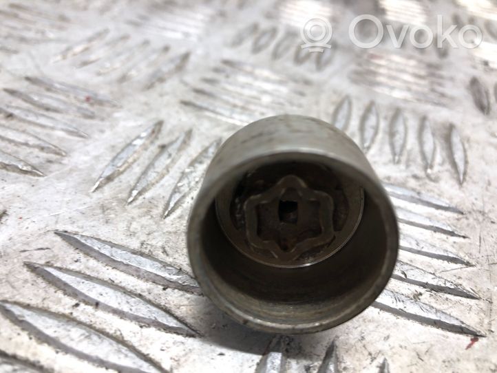 BMW 5 F10 F11 Anti-theft wheel nuts and lock 