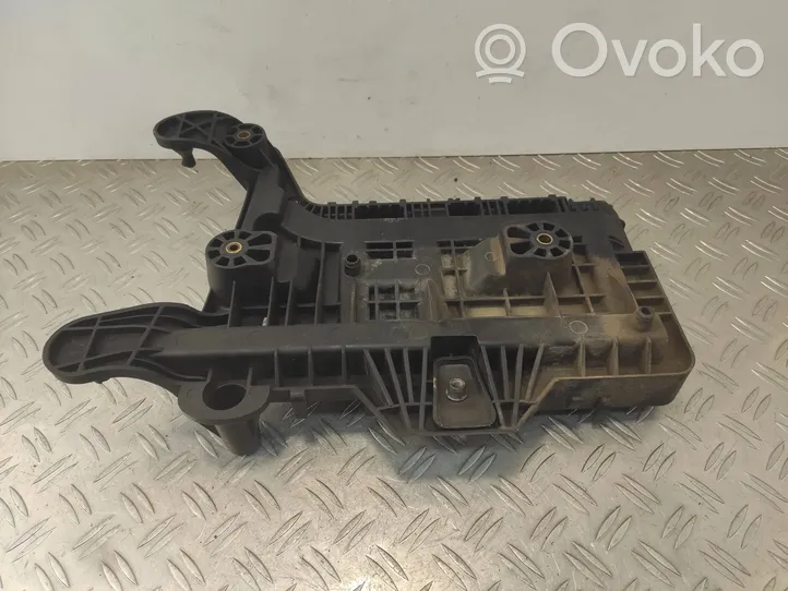 Volkswagen Tiguan Battery tray 1K0915333